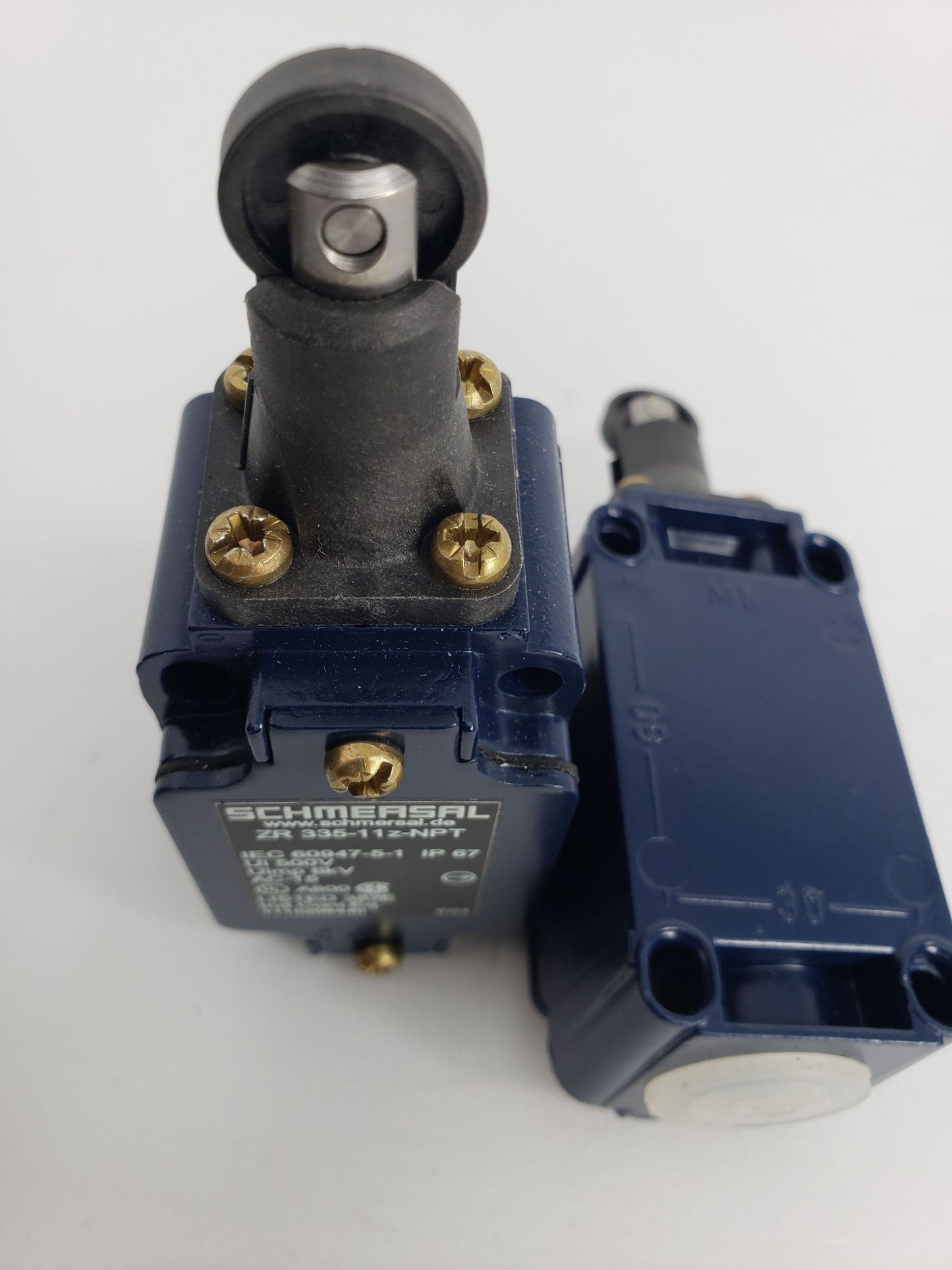 Schmersal ZR-335-11Z IEC Limit Switch, Metal Plunger with Plastic Roller, 90-degree Adjustable Head